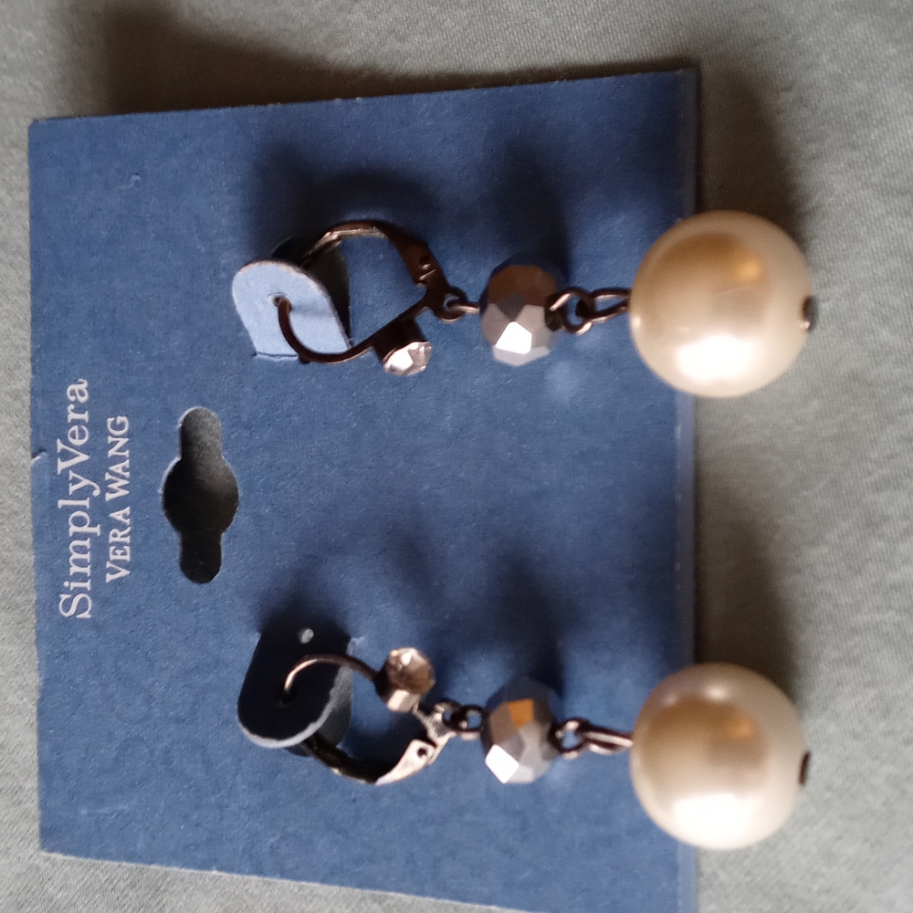 SimplyVera Vera Wang. Pretty Earrings